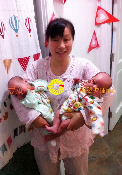 北京爱心宝贝家政公司育婴师佟美春带的双胞胎宝宝。