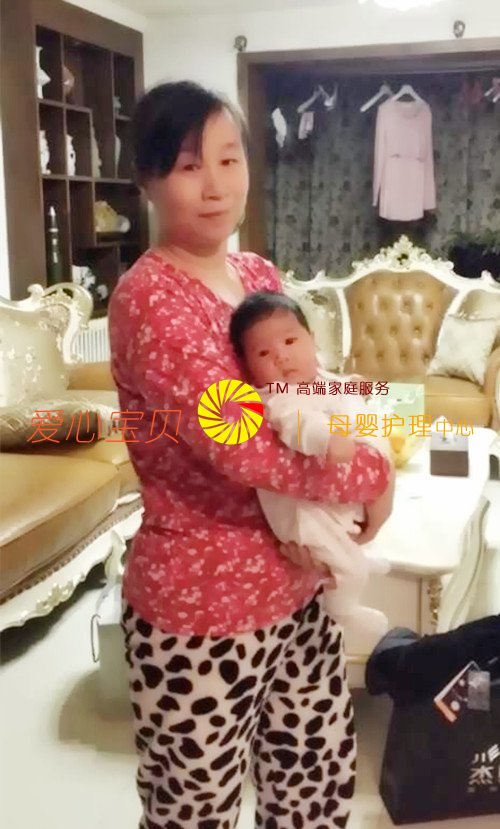 育婴师佟美春在北京高端家庭护理宝宝。