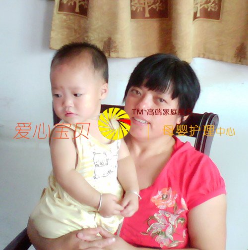 宝宝在北京爱心宝贝家政公司高级育儿嫂詹述花的细心呵护下