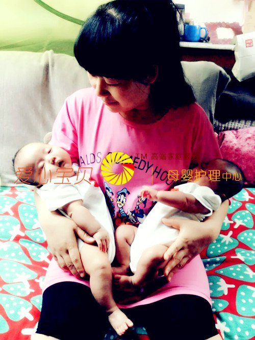 爱心宝贝家政公司北京育婴师孙贺玲带的早产新生儿双胞胎宝宝