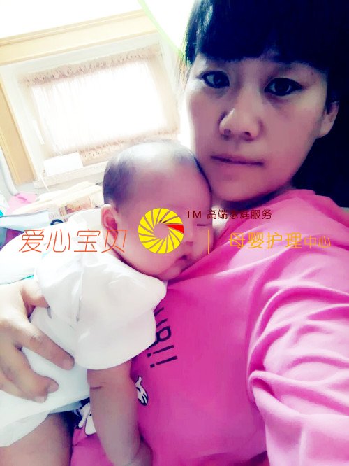 宝宝在育婴师孙贺玲的身上睡的真香