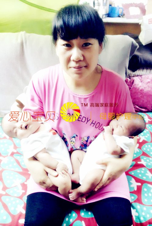 人见人爱的双胞胎宝宝在爱心宝贝家政公司育婴师孙贺玲的护理下健康成长