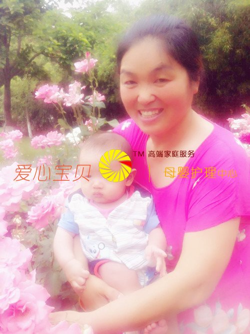 爱心宝贝北京家政公司高级育婴师董传花带宝宝去公园嗮太阳