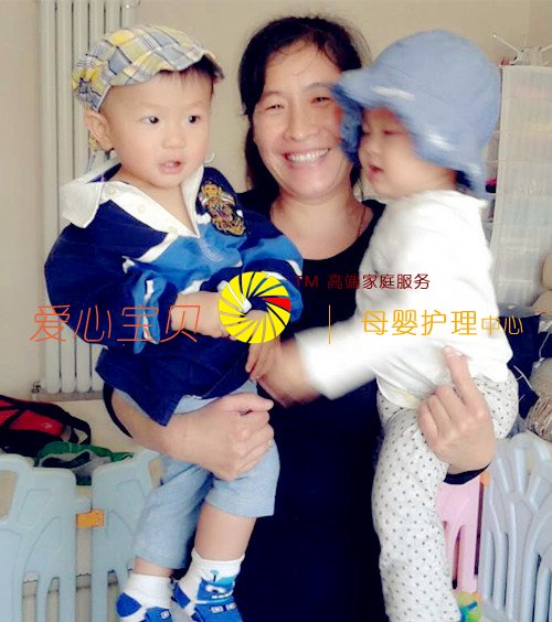 北京爱心宝贝家政服务公司高级育婴师张占楼带的双胞胎宝宝
