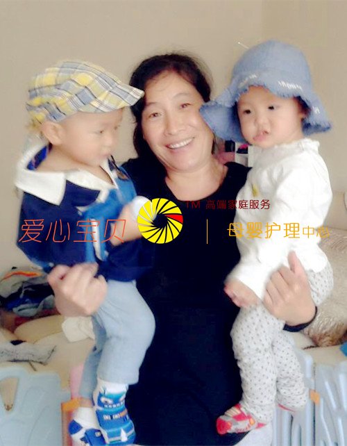 2个宝宝也能抱,这就是高级育婴师的工作态度。