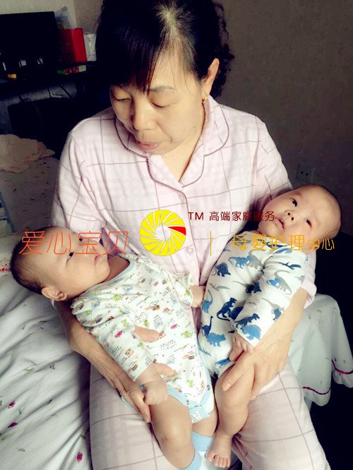 高级育婴师杜传云护理的北京高端家庭双胞胎宝宝