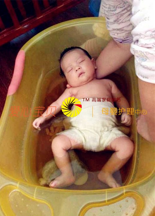 给宝宝洗澡中,北京爱心宝贝家政公司高级育婴师杜传云护理宝宝中。