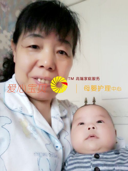 慈祥的阿姨,幸福的宝宝。