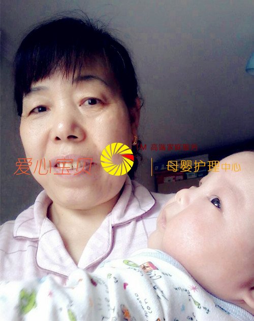 人品、性格、素质都非常好的高级育婴师杜传云护理宝宝中