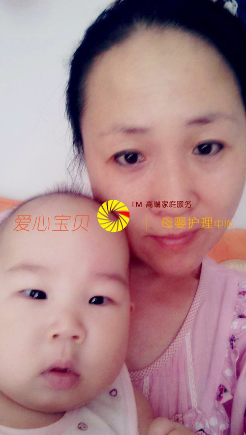 宝宝在高级育婴师高向群的护理下健康成长