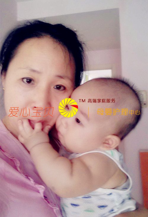 宝宝爱阿姨,阿姨也爱宝宝。