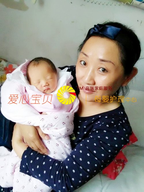 小宝宝睡着了,睡得实,身体也长得快。北京爱心宝贝家政公司金牌育婴师刘海堂护理宝宝中