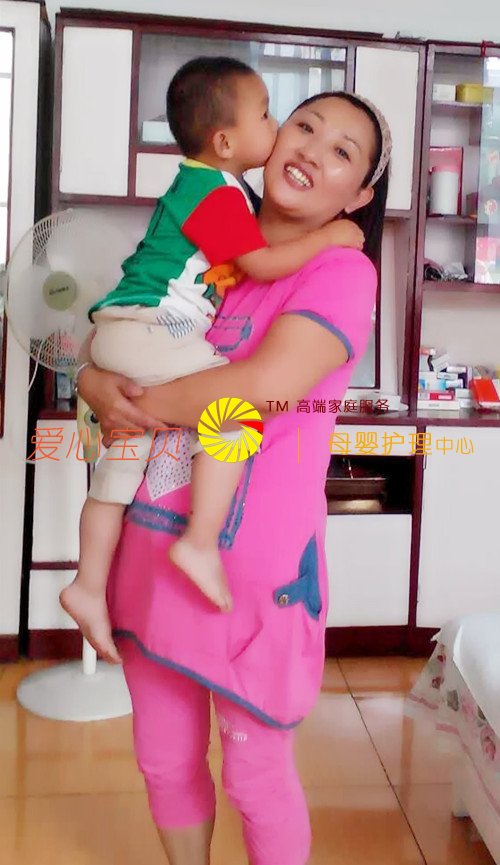 亲亲阿姨,阿姨爱宝宝,宝宝也喜欢阿姨。北京爱心宝贝家政公司金牌育儿嫂刘海堂带的宝宝