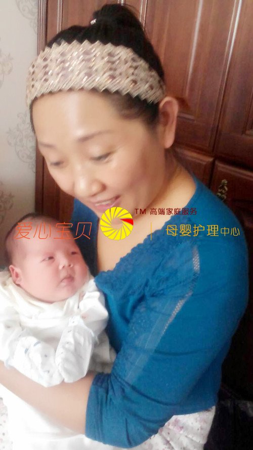 又一个可爱的新生儿宝宝,金牌育婴师刘海堂具有丰富的母婴护理经验。