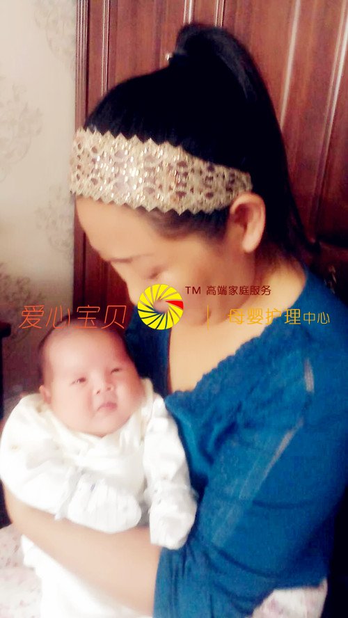 娇小柔弱的小宝贝多可爱啊,北京爱心宝贝家政公司金牌育儿嫂刘海堂护理小宝宝。