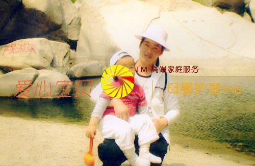 爱心宝贝北京保姆张忠艳抱着宝宝太阳浴