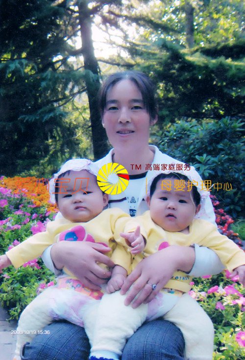 可爱的双胞胎在干什么呢℡专业育儿保姆张忠艳工作经验丰富。
