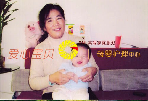 在北京爱心宝贝家政李月秀阿姨的细心呵护下,正健康快乐的成长中。