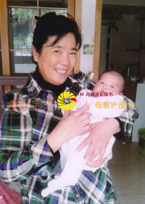 爱心育儿保姆李月秀和宝宝做游戏