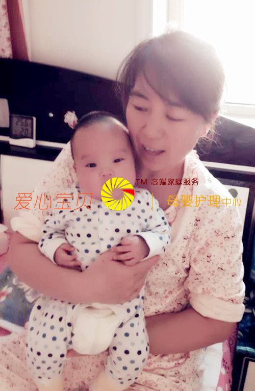 高级育儿保姆代金萍护理小宝宝