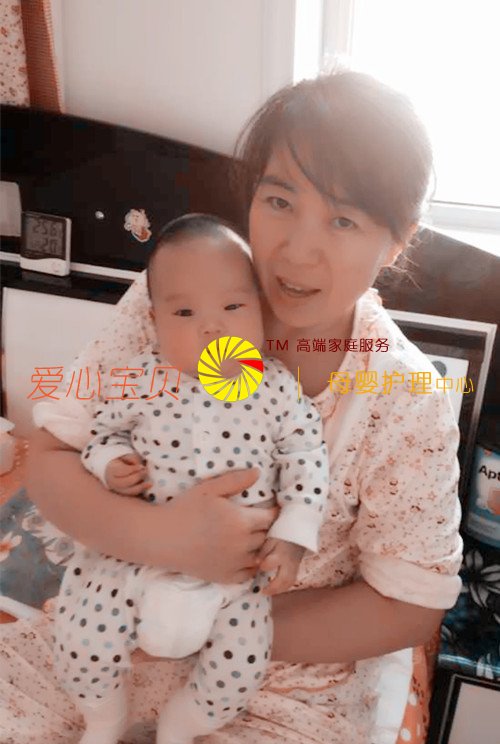 宝宝在高级育儿保姆代金萍的护理下健康成长