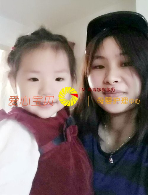 幸福的宝贝在阿姨的精心呵护下健康成长