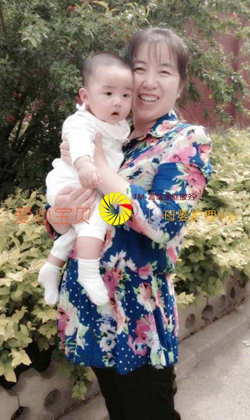 对外界充满好奇是宝宝的一项早教内容,北京爱心宝贝家政公司育婴师代金萍护理宝宝中。