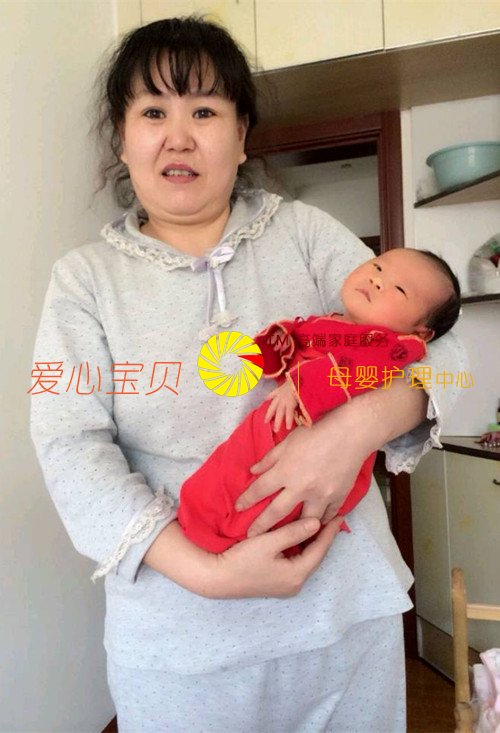 呱呱落地的小宝宝真可爱,北京爱心宝贝家政公司金牌育婴师祁美华护理宝宝中。