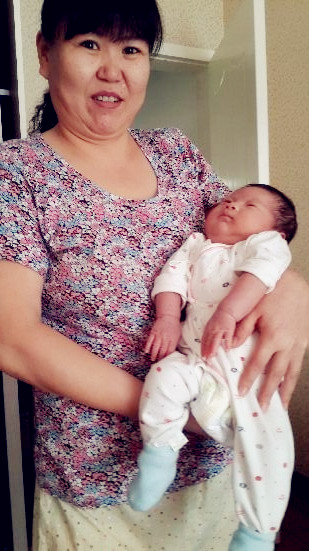 又一个可爱的新生儿宝宝,金牌育婴师祁美华具有丰富的母婴护理经验。