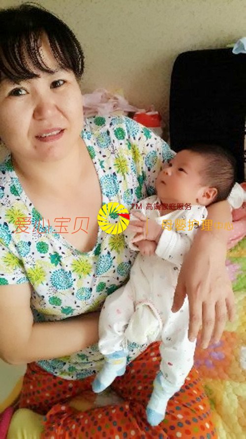 在金牌月嫂祁美华的护理下,宝宝健康、快乐的成长。