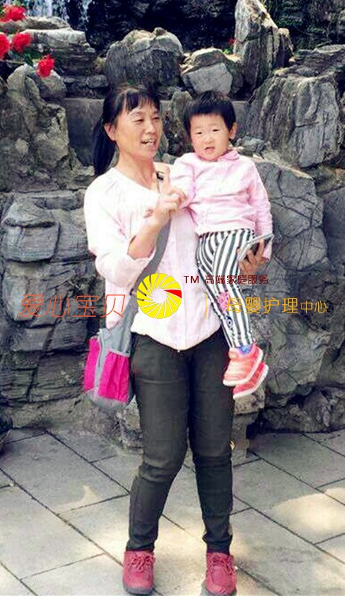 和宝宝一起去公园游戏,北京爱心宝贝家政公司育儿嫂林彦荣。