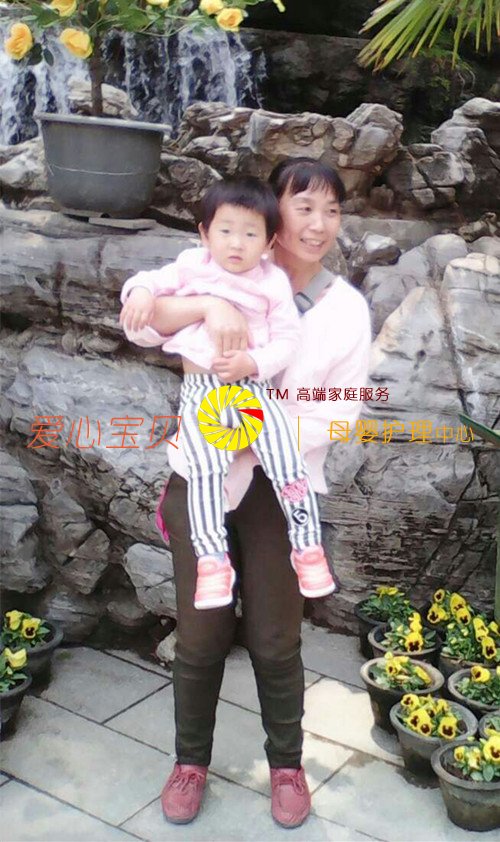 宝宝越来越重了,阿姨还是能抱得起。