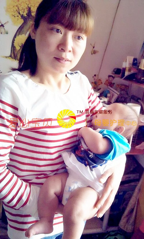 在育儿保姆范素芳的护理下宝宝健康成长