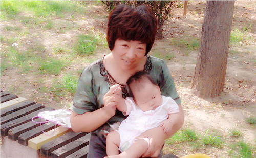 奶奶对宝宝说:你不乖以后做保姆!