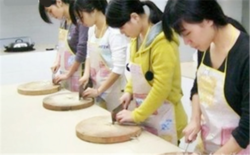 一线城市家政服务价格参差不齐,凸显专业技能