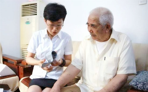 ��ķ�չ��������꣬����ʱ�����͸���һ��ʯͷ������һ�׷�