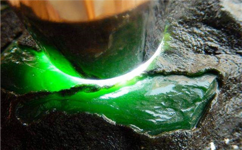 ����ͻȻ���������������˸������ǿ�ʯͷ