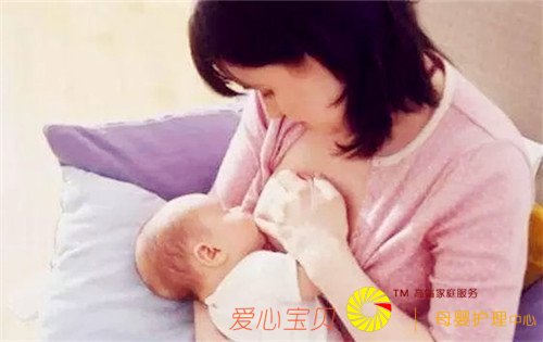 保姆亲自喂奶哄宝宝入睡,宝妈无法接受,怒炒保姆鱿鱼