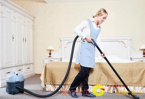 家政服务员能与雇主同桌吃饭么 ?