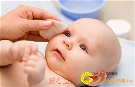 大家谈谈月嫂和育儿嫂都是如何带孩子的?