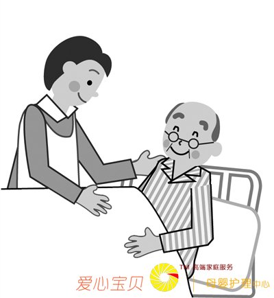 独居六年老人拄拐上街招聘保姆 称想找人说话