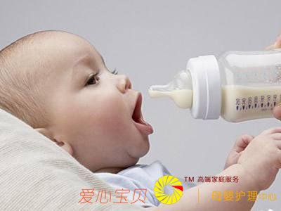 产后太依赖月嫂影响亲子关系