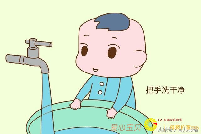 宝宝开始爱吃手,是宝宝变聪明的表现,宝妈们应该高兴才对