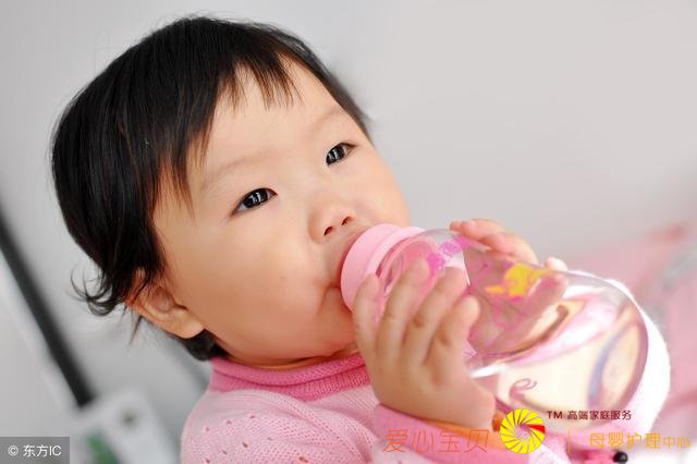 宝宝不吃奶?那是厌奶期到了