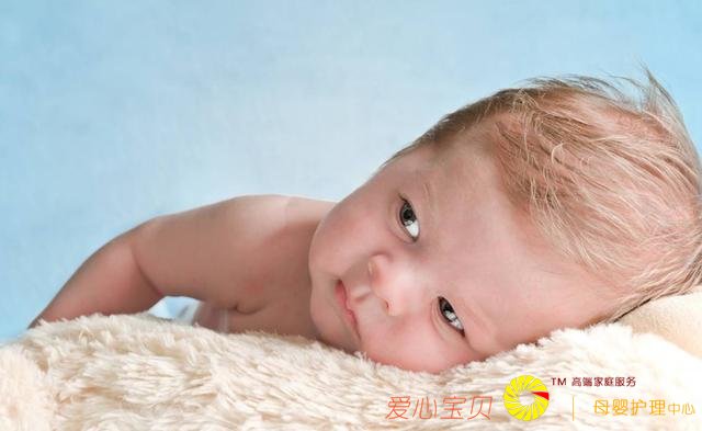 满月的小宝宝多趴着,原来还有这么多好处,以前都不知道