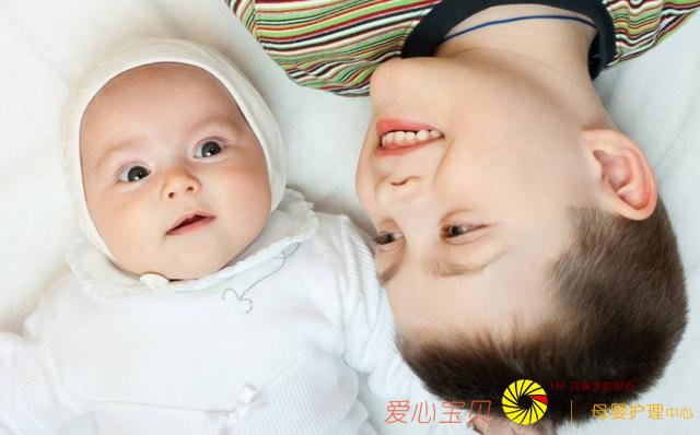 满月的小宝宝多趴着,原来还有这么多好处,以前都不知道