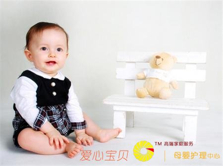 三翻六坐九打滚,想让宝宝早点坐,你得先用对方法