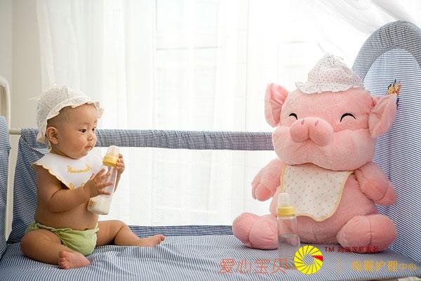 三翻六坐九打滚,想让宝宝早点坐,你得先用对方法