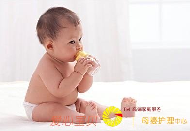 三翻六坐九打滚,想让宝宝早点坐,你得先用对方法