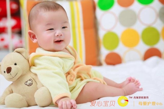 三翻六坐九打滚,想让宝宝早点坐,你得先用对方法